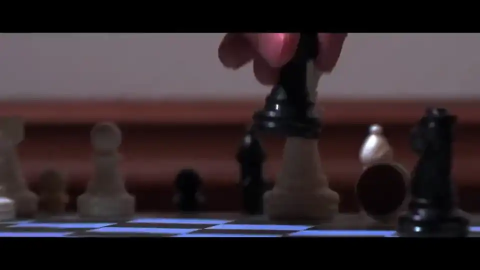 学生短片中用棋局表达人生的画面